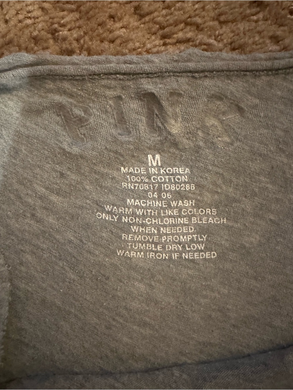 Vintage 2006 PINK Victoria’s Secret Crest Graphic Tee Y2K - Picture 3 of 3